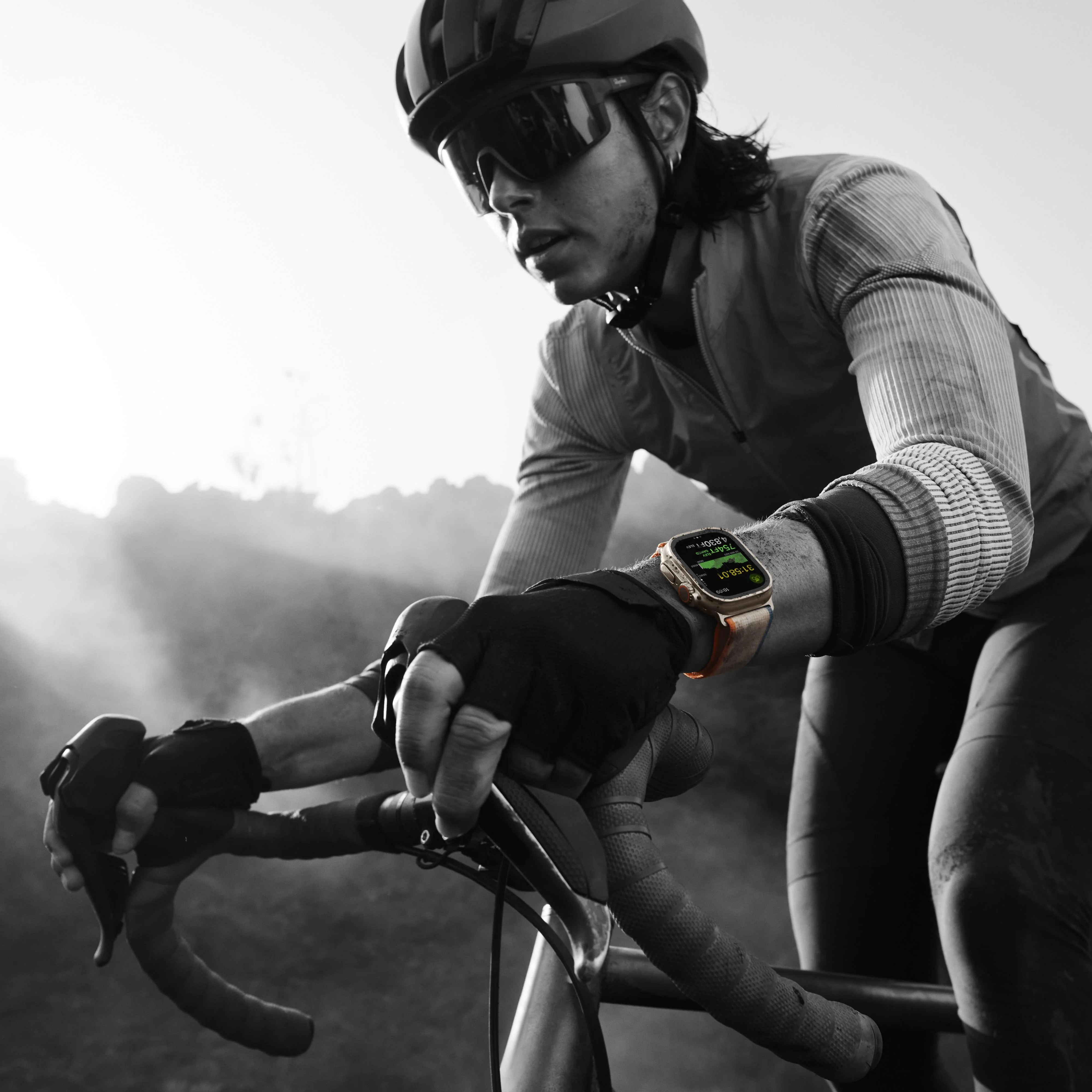 EOL Apple Watch Ultra 2 (GPS + Cellular) • 49-mm kast van titanium • Oranje/beige Trail‑bandje - M/L - Image 5